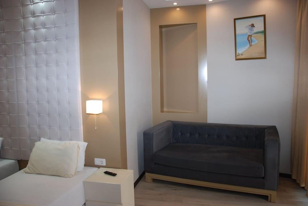 Hotel Strora 4*